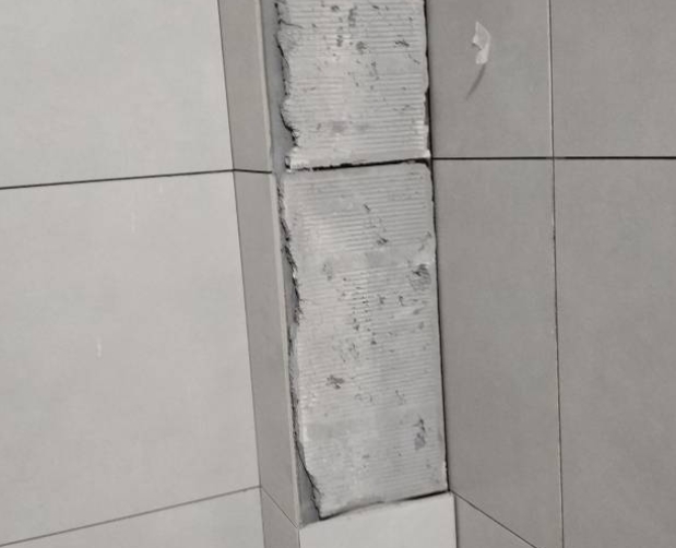 向阳瓷砖空鼓维修公司分享下瓷砖施工前基层浇水润湿程度不足，可能导致以下问题