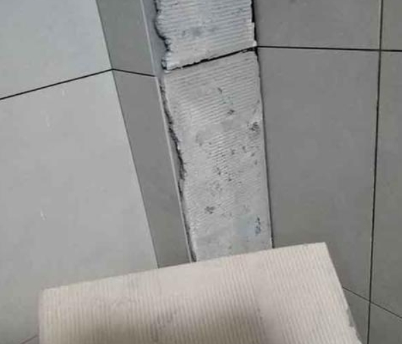 向阳瓷砖空鼓维修公司分享下厨房瓷砖脱落的补救措施。